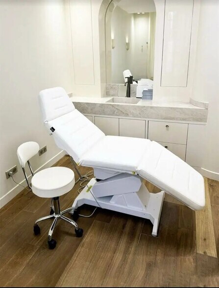 Retail in Paris for sale - Interior Photo - Image 3 of 3