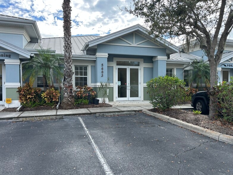 5601-5605 Marquesas Cir, Sarasota, FL for lease - Building Photo - Image 2 of 15