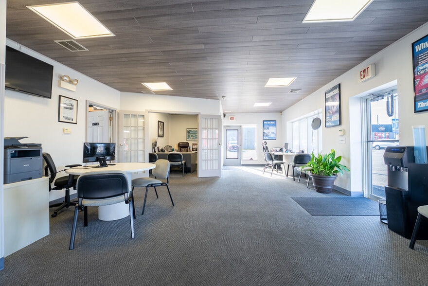 300 E Main St, Westfield, MA for lease - Building Photo - Image 3 of 12