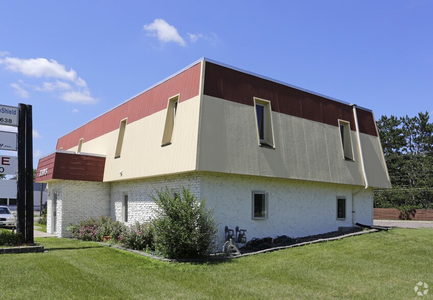 2393 Coon Rapids Blvd NW, Coon Rapids, MN à vendre - Photo du bâtiment - Image 2 de 8