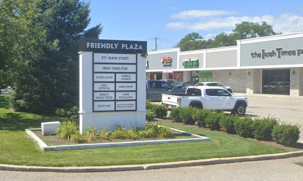 975 Main St, Holbrook, NY à louer - Photo du bâtiment - Image 2 de 7