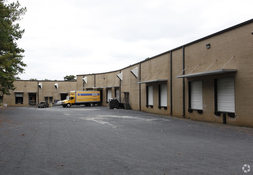 4365-4421 Commerce Cir SW, Atlanta, GA for lease - Building Photo - Image 2 of 4