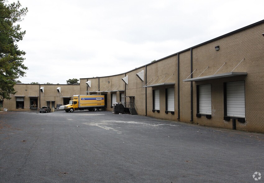 4365-4421 Commerce Cir SW, Atlanta, GA à louer - Photo du bâtiment - Image 2 de 4