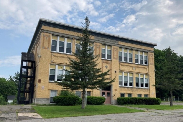 603 Erie St, Fulton, NY à vendre - Photo du bâtiment - Image 1 de 2