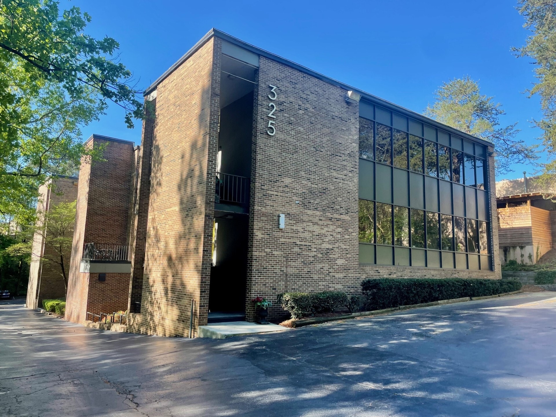 325 Hammond Dr, Sandy Springs, GA for lease Primary Photo- Image 1 of 10