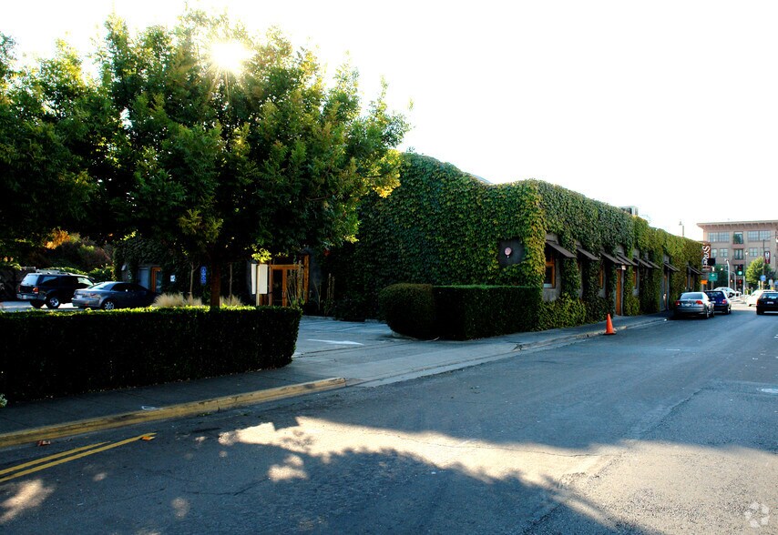 205 5th St, Santa Rosa, CA à vendre - Photo du bâtiment - Image 2 de 10
