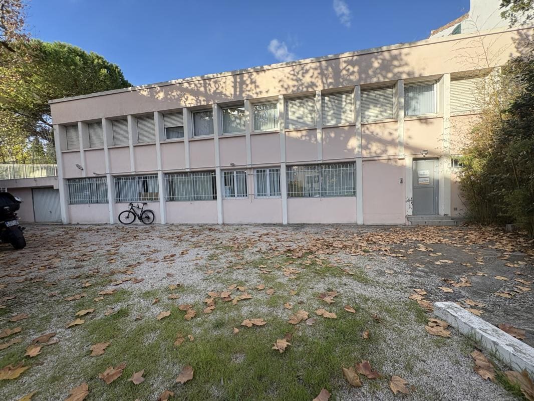 Retail in Marseille for lease Building Photo- Image 1 of 9