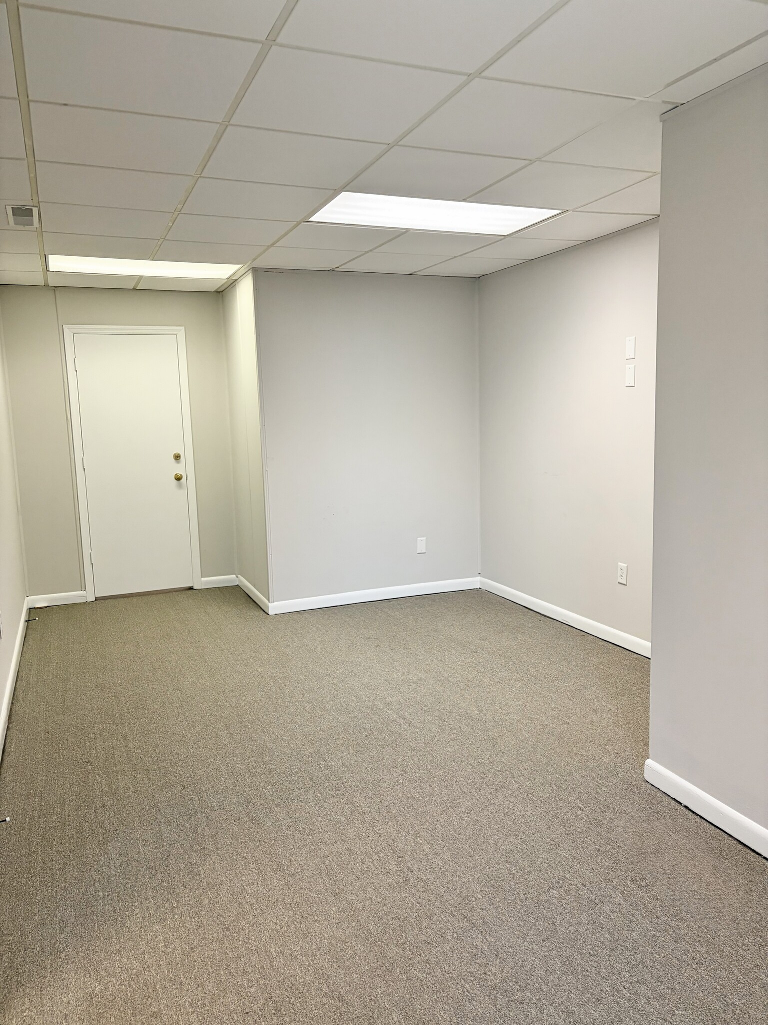 409 Coleman Blvd, Mount Pleasant, SC for lease Interior Photo- Image 1 of 3