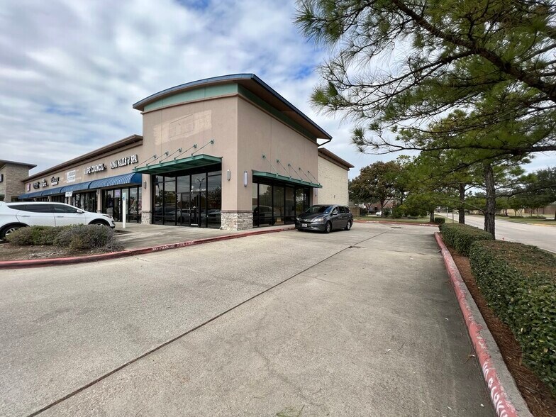 9025 N Sam Houston Pky E, Humble, TX à louer - Photo du bâtiment - Image 3 de 9