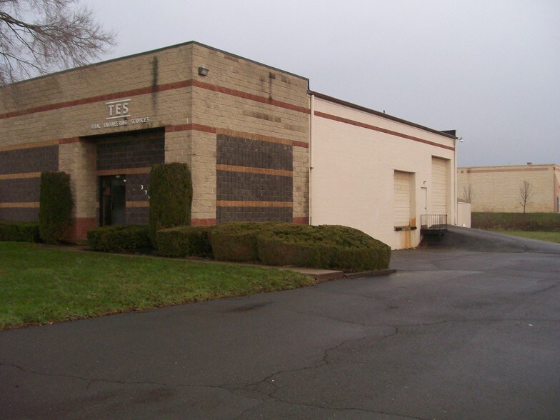 375 Patricia Dr, Warminster Township, PA à louer - Photo du bâtiment - Image 2 de 10