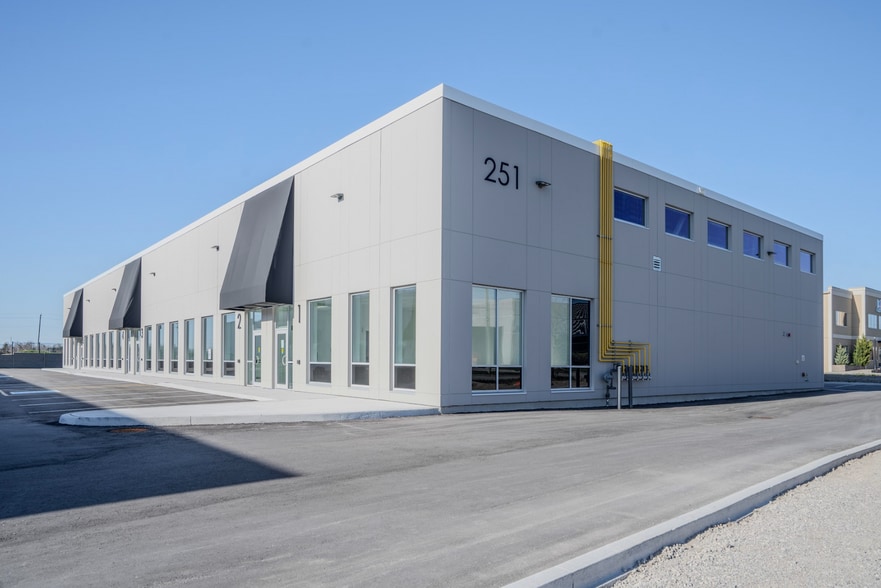 241 King St, Barrie, ON à louer - Photo du bâtiment - Image 3 de 9