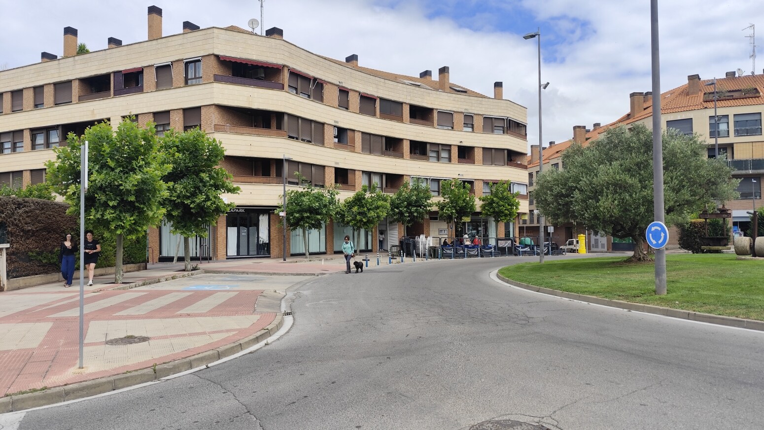 Commerce de détail dans Villamediana de Iregua, La Rioja à louer Photo du bâtiment- Image 1 de 3