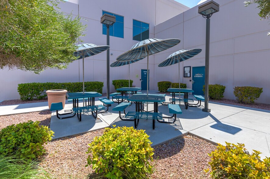 10750 W Charleston Blvd, Las Vegas, NV à louer - Photo du bâtiment - Image 3 de 12