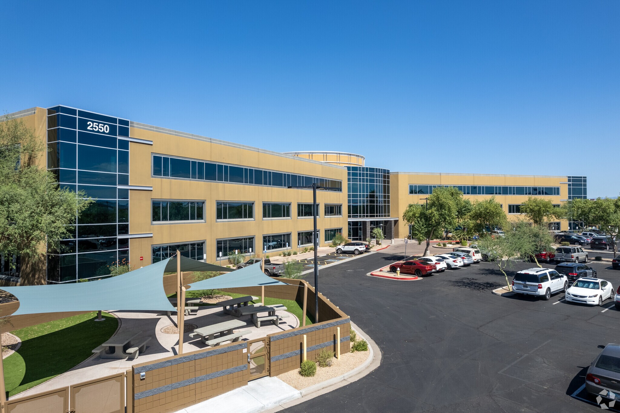 2550 W Union Hills Dr, Phoenix, AZ à louer Photo du bâtiment- Image 1 de 5