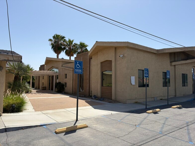 33055 Cathedral Canyon Dr, Cathedral City, CA à louer - Photo principale - Image 1 de 6