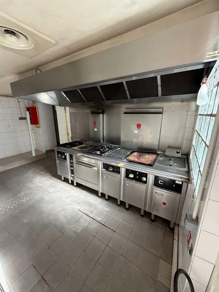 Retail in Paris for lease Building Photo- Image 1 of 7