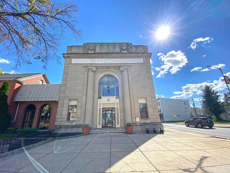 2 E Main St, Mechanicsburg, PA à vendre - Photo du bâtiment - Image 2 de 18