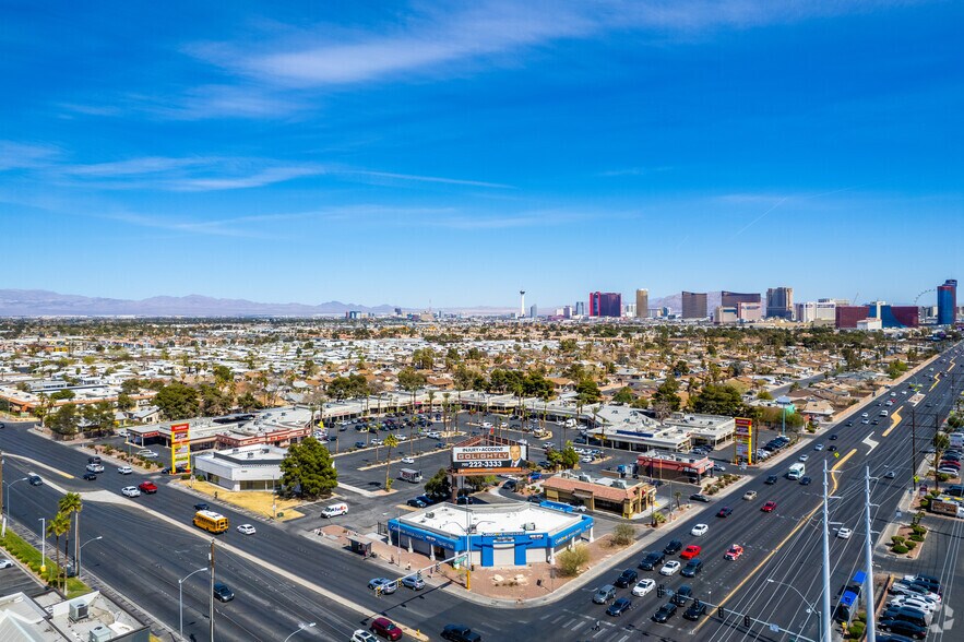4850 W Flamingo Rd, Las Vegas, NV à louer - Photo du bâtiment - Image 1 de 15