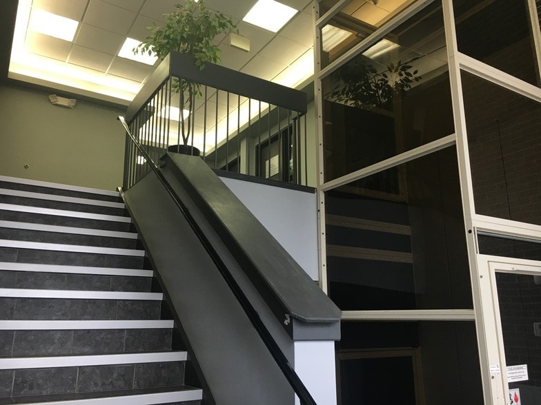 6035 Executive Dr, Lansing, MI for lease - Building Photo - Image 2 of 5