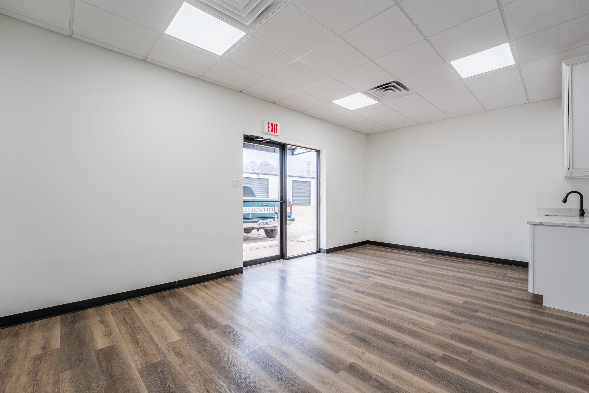 5707-5709 Gardendale Dr, Houston, TX for lease Interior Photo- Image 1 of 10