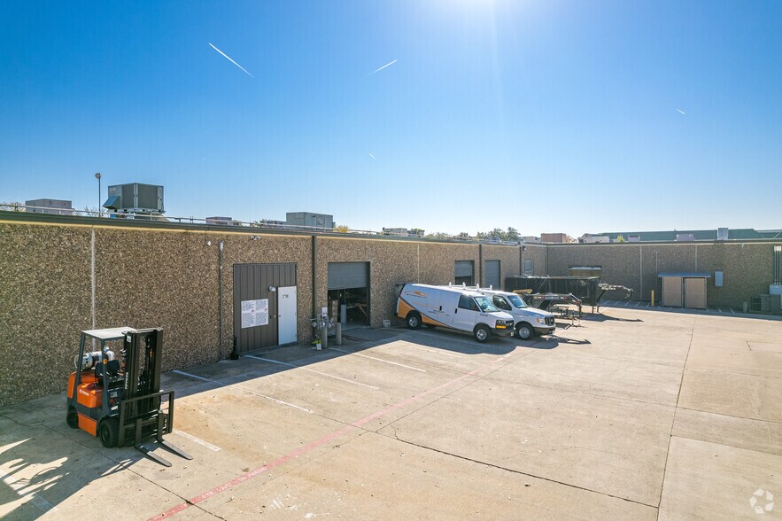 3704-3732 Arapaho Rd, Addison, TX à louer - Photo du bâtiment - Image 3 de 6