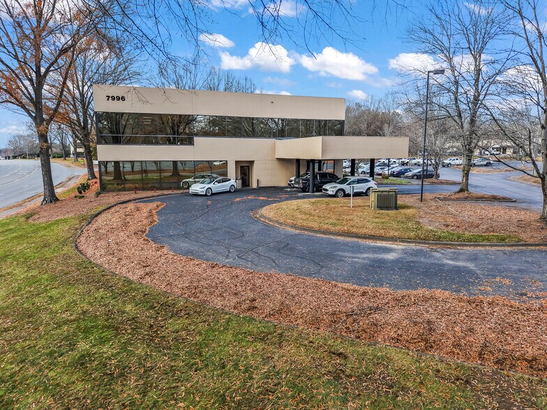 7996 North Point Blvd, Winston-Salem, NC à louer - Photo du bâtiment - Image 3 de 3