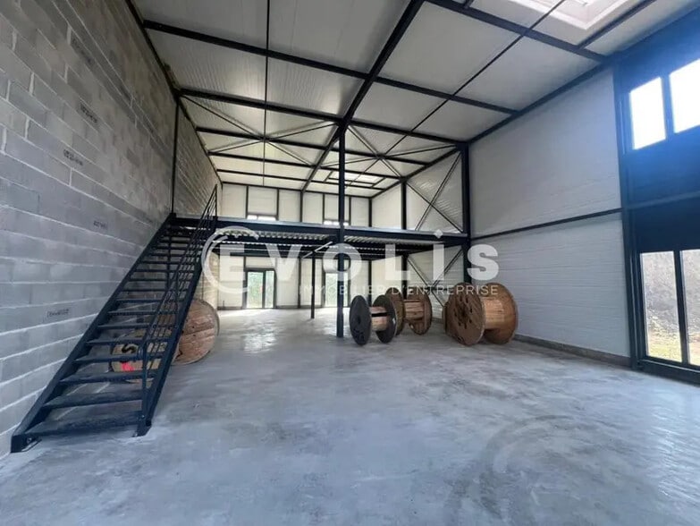 Flex in Trévoux for lease - Interior Photo - Image 3 of 6