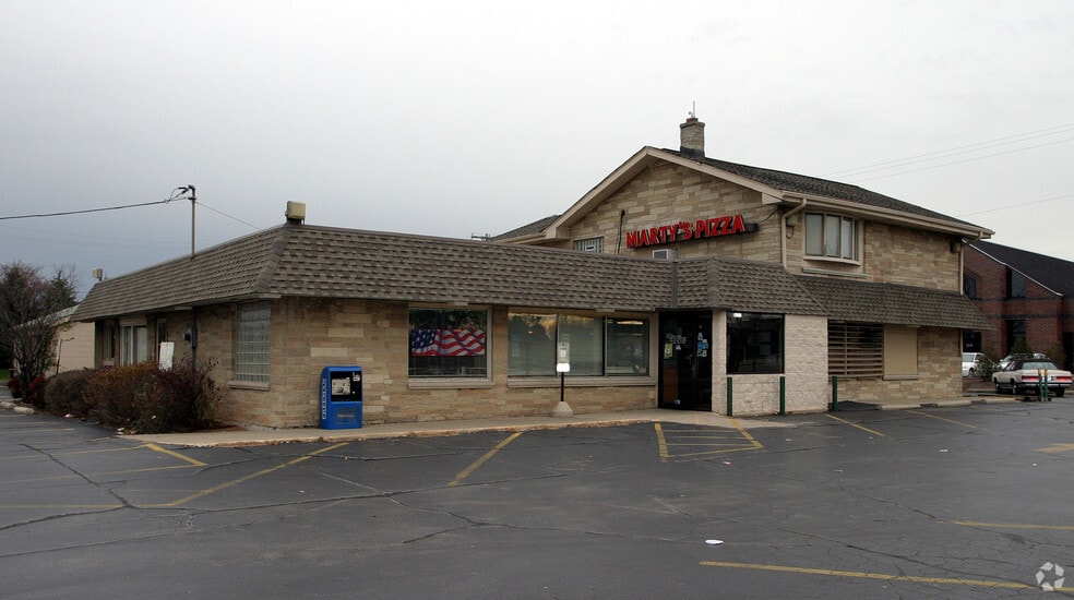 16680 W Bluemound Rd, Brookfield, WI for sale - Building Photo - Image 2 of 4