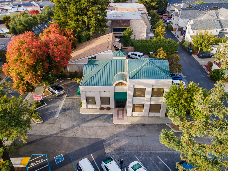 477 S San Antonio Rd, Los Altos, CA à vendre - Photo du bâtiment - Image 1 de 25