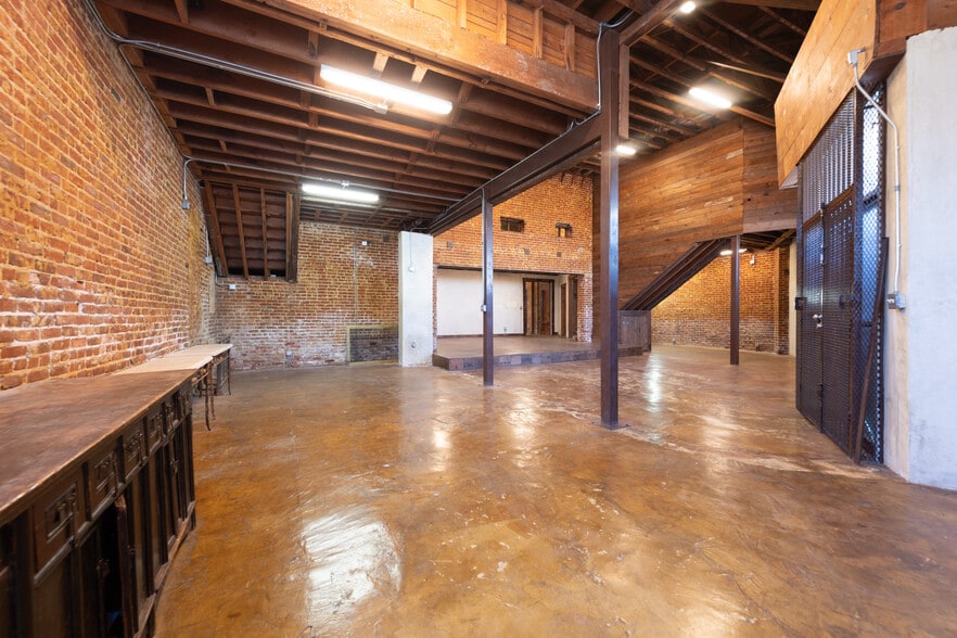 5000 W Adams Blvd, Los Angeles, CA à louer - Photo du bâtiment - Image 3 de 24