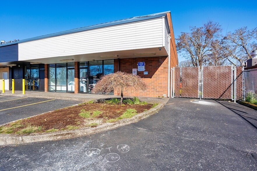 8201 SE Powell Blvd, Portland, OR for lease - Building Photo - Image 3 of 7