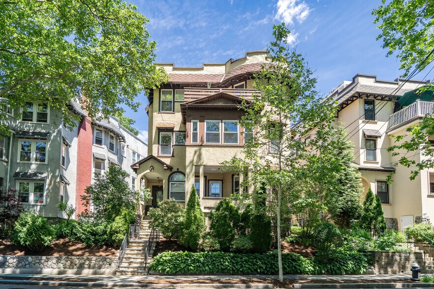 201 Rawson Rd, Brookline, MA à vendre - Photo du bâtiment - Image 3 de 21