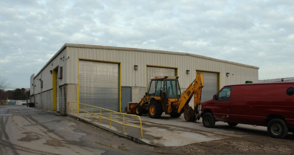 43 Windsor Pl, Central Islip, NY for lease - Building Photo - Image 3 of 5