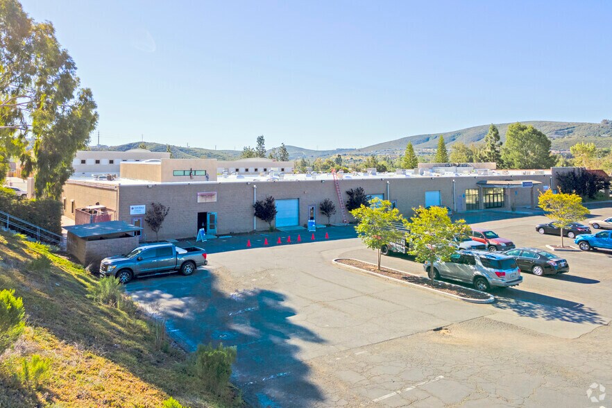 1740 La Costa Meadows Dr, San Marcos, CA à louer - Photo du bâtiment - Image 2 de 9