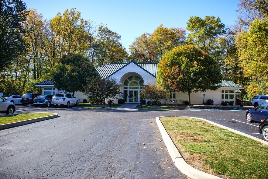 1687 Woodlands Dr, Maumee, OH à louer - Photo du bâtiment - Image 2 de 17