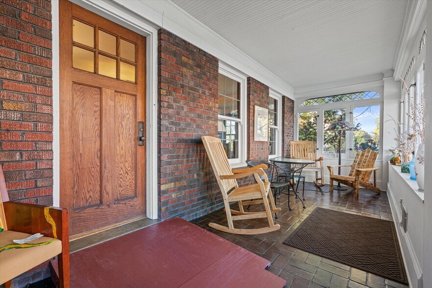 2281 Swan Blvd, Milwaukee, WI for sale - Interior Photo - Image 2 of 21