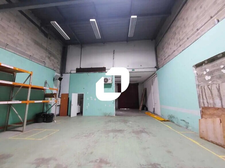 Flex in Élancourt for lease - Building Photo - Image 2 of 10