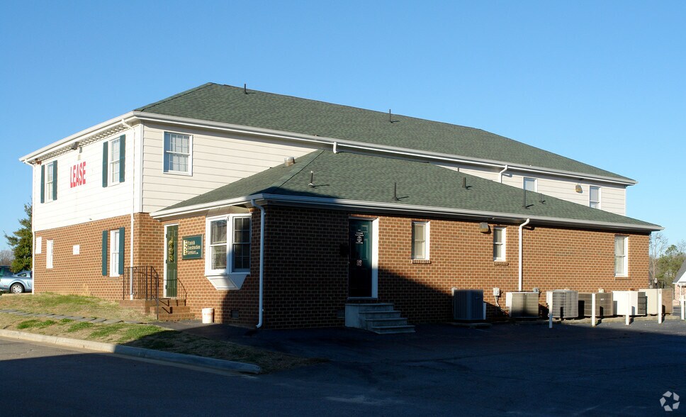 11923 Centre St, Chester, VA à louer - Photo du bâtiment - Image 3 de 15