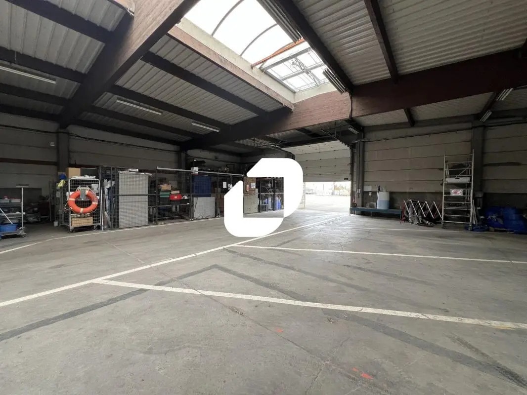 Office in Fretin for lease Interior Photo- Image 1 of 10