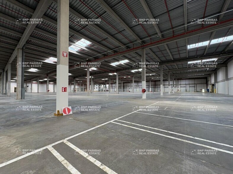 Industrial in Vendargues for lease - Building Photo - Image 2 of 14