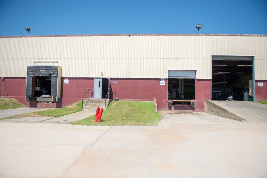 900 Dutchess Tpke, Poughkeepsie, NY à louer - Photo du bâtiment - Image 3 de 7