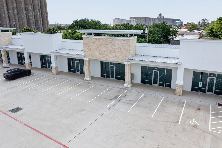 325 N Saginaw Blvd, Saginaw, TX à louer - Photo du bâtiment - Image 2 de 19