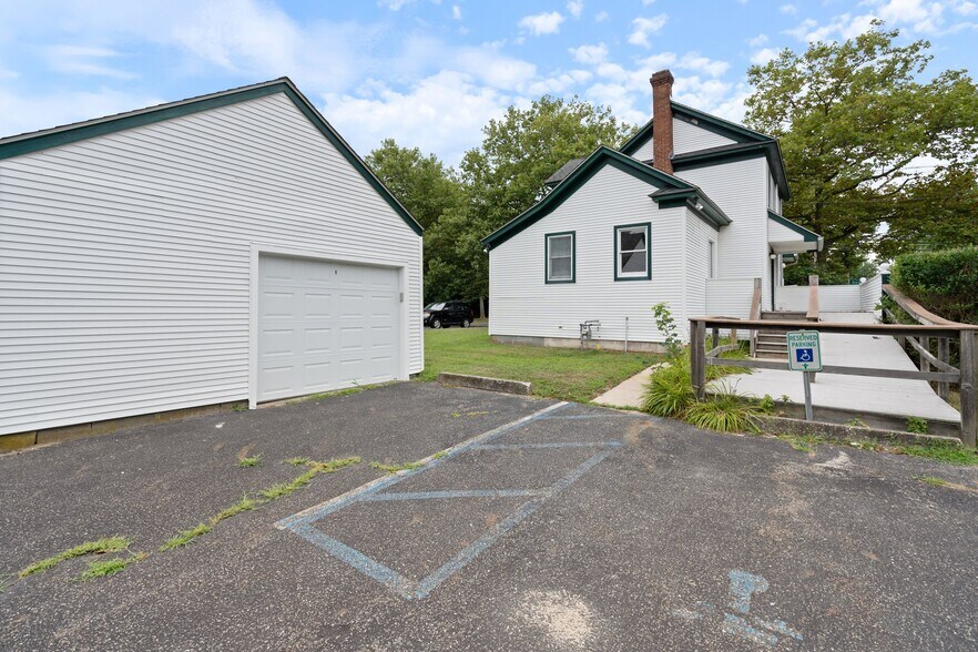 1228 Roanoke Ave, Riverhead, NY à vendre - Photo du bâtiment - Image 3 de 20
