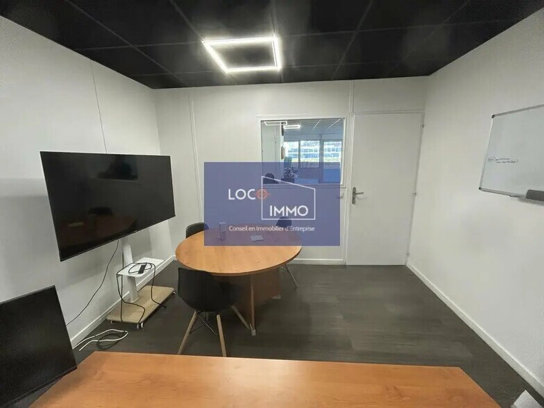 Flex in Le Haillan for lease - Interior Photo - Image 3 of 9