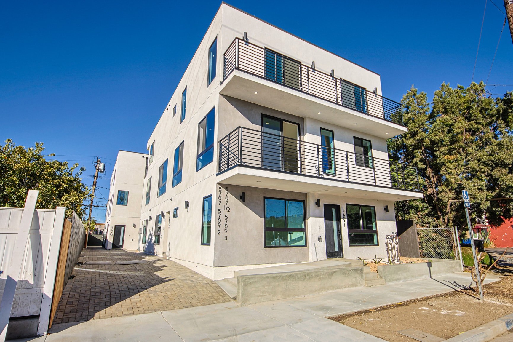 5709 Auckland Ave, North Hollywood, CA for sale Primary Photo- Image 1 of 63