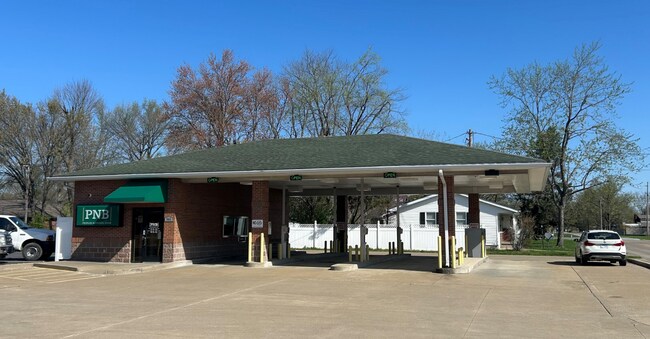 Plus de détails pour 908 E Deyoung St, Marion, IL - Commerce de détail à vendre