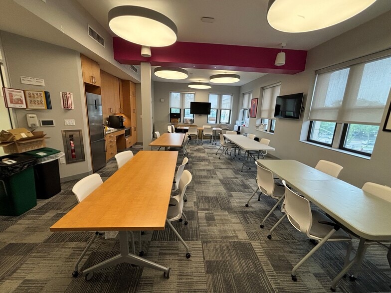 534-538 Eastern Pky, Brooklyn, NY for lease - Interior Photo - Image 1 of 3