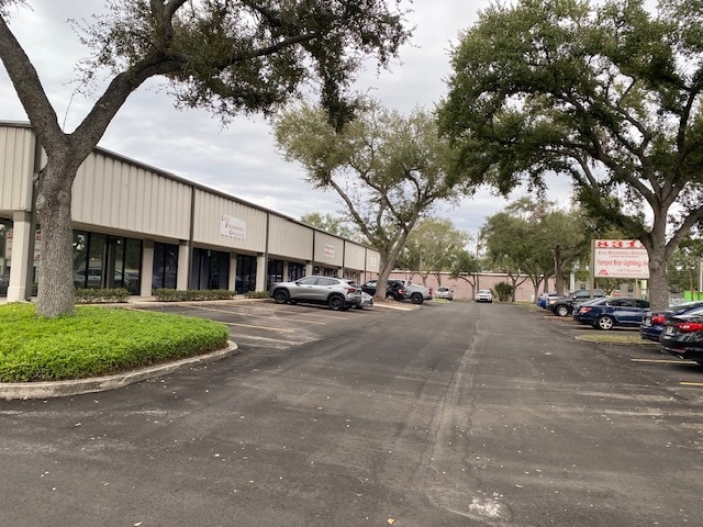 8308-8318 N Saulray St, Tampa, FL for lease Building Photo- Image 1 of 5