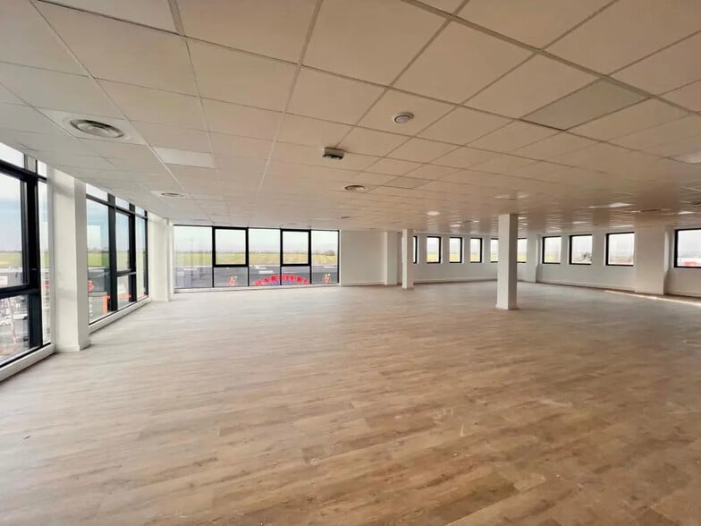 Office in Plaisir for lease - Interior Photo - Image 1 of 6