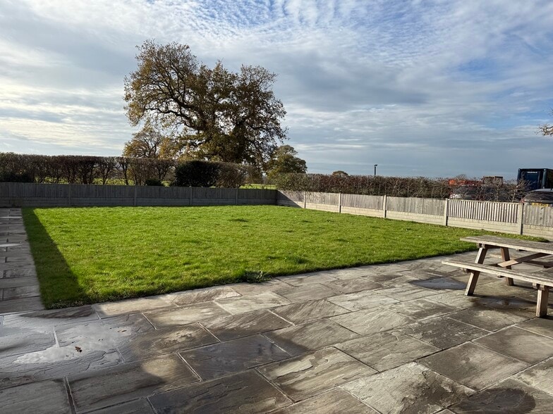 Units 1a & 1b Danworth Farm, Cuckfield Rd, Hurstpierpoint for lease - Building Photo - Image 3 of 14